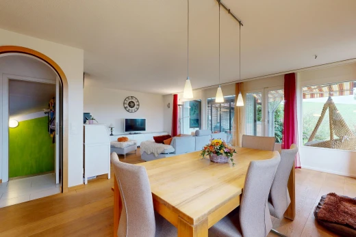 esszimmer mit gewölbte gehwege, gipskartonwand, drywall, pendelleuchte, und holzfußboden