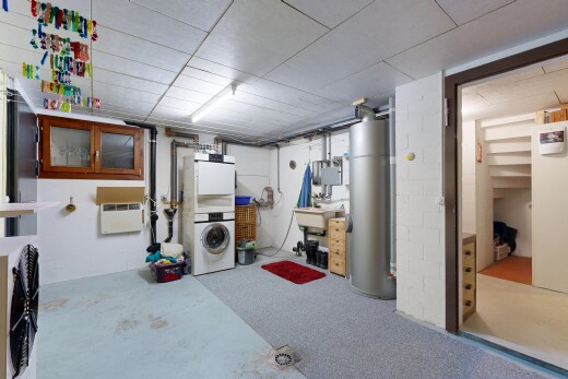 wäschekammer mit keller, wasserkocher, inside property, niedrige decke, und low ceiling