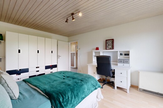 zimmer / schlafzimmer mit holzdecke, wood ceiling, inside property, gipskartonwand, und drywall