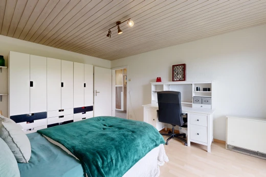 zimmer / schlafzimmer mit holzdecke, wood ceiling, inside property, gipskartonwand, und drywall
