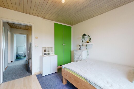 zimmer / schlafzimmer mit holzdecke, wood ceiling, gipskartonwand, drywall, und kleiderschrank