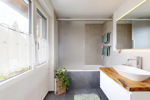 bad mit waschbecken, kombiniertes bad / dusche, schminktisch, komplettes badezimmer, und spiegel