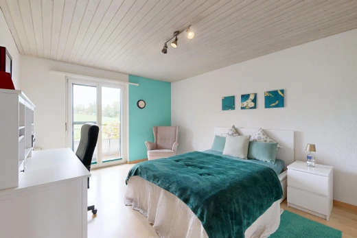 zimmer / schlafzimmer mit außenzugang, bürobereich, holzdecke, wood ceiling, und inside property