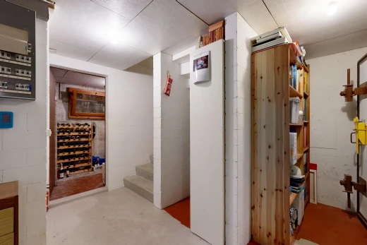 innenraum mit betonboden, concrete floor, keller, betonblockwand, und concrete block wall