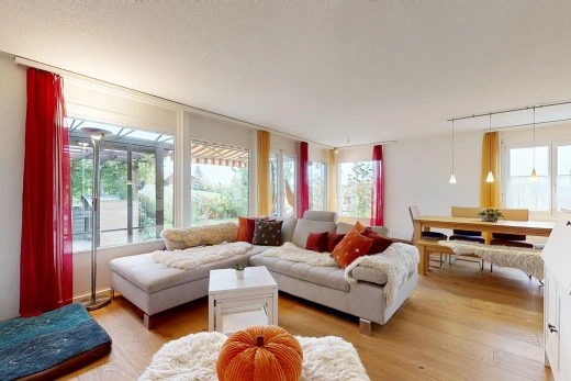 wohn- / esszimmer mit holzfußboden, wood finish floor, natürliches licht, pendelleuchte, und drywall