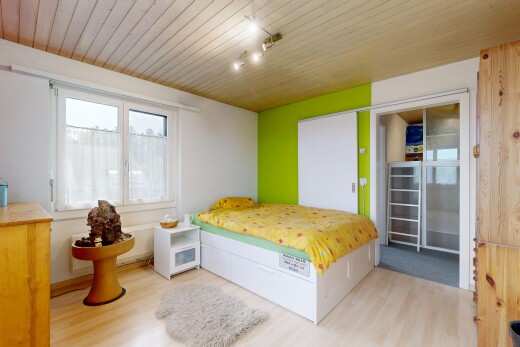 zimmer / schlafzimmer mit holzdecke, wood ceiling, gipskartonwand, drywall, und holzfußboden
