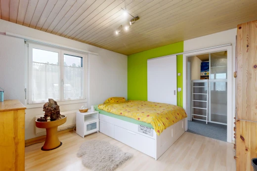 zimmer / schlafzimmer mit holzdecke, wood ceiling, gipskartonwand, drywall, und holzfußboden