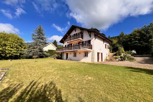 außenansicht mit rasen, property visible, day time, eingebaute garage, und balkon