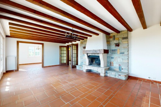 wohnzimmer mit gipskartonwand, drywall, balkendecke, beamed ceiling, und kamin