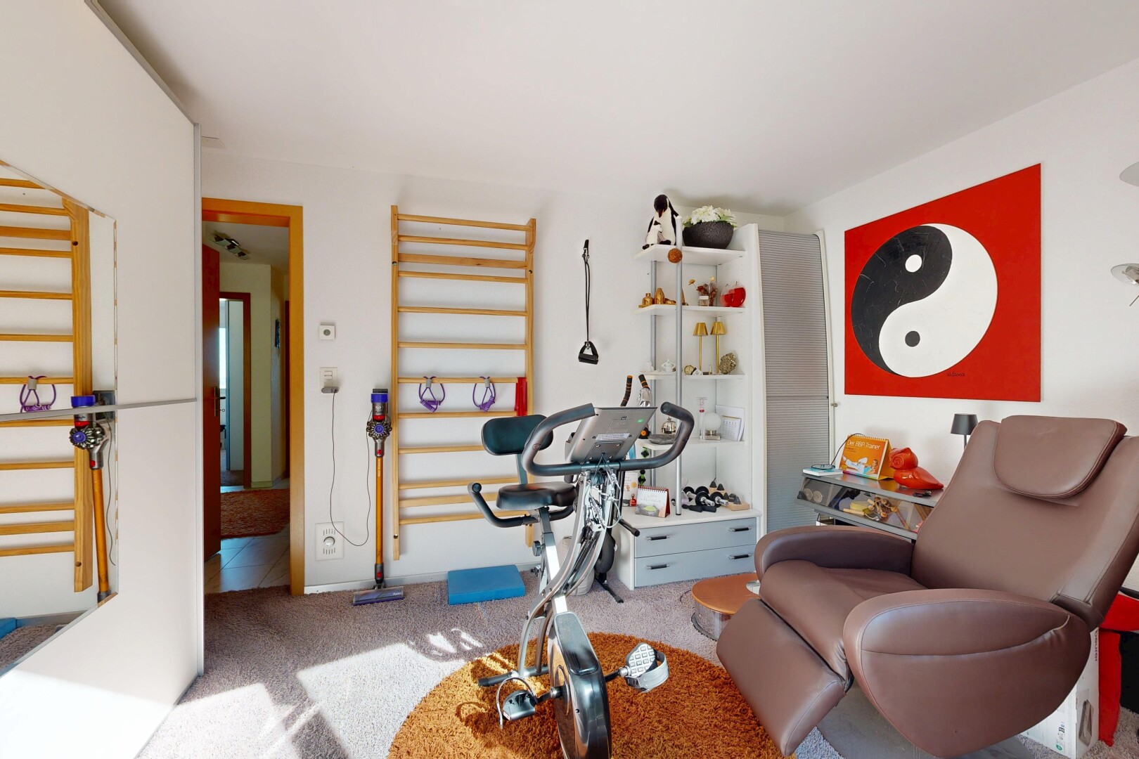 gym avec inside property, carpet, moquette, drywall, et cloison sèche