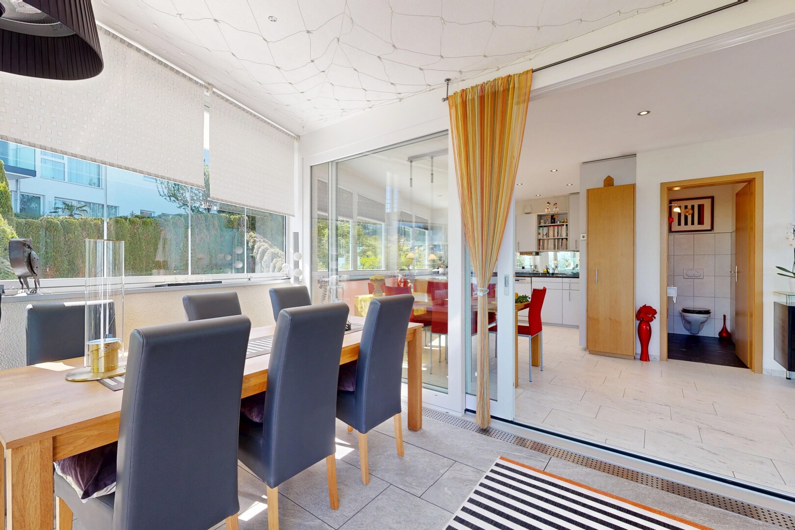 salle à manger avec inside property, lumière naturelle, natural light, et light floor