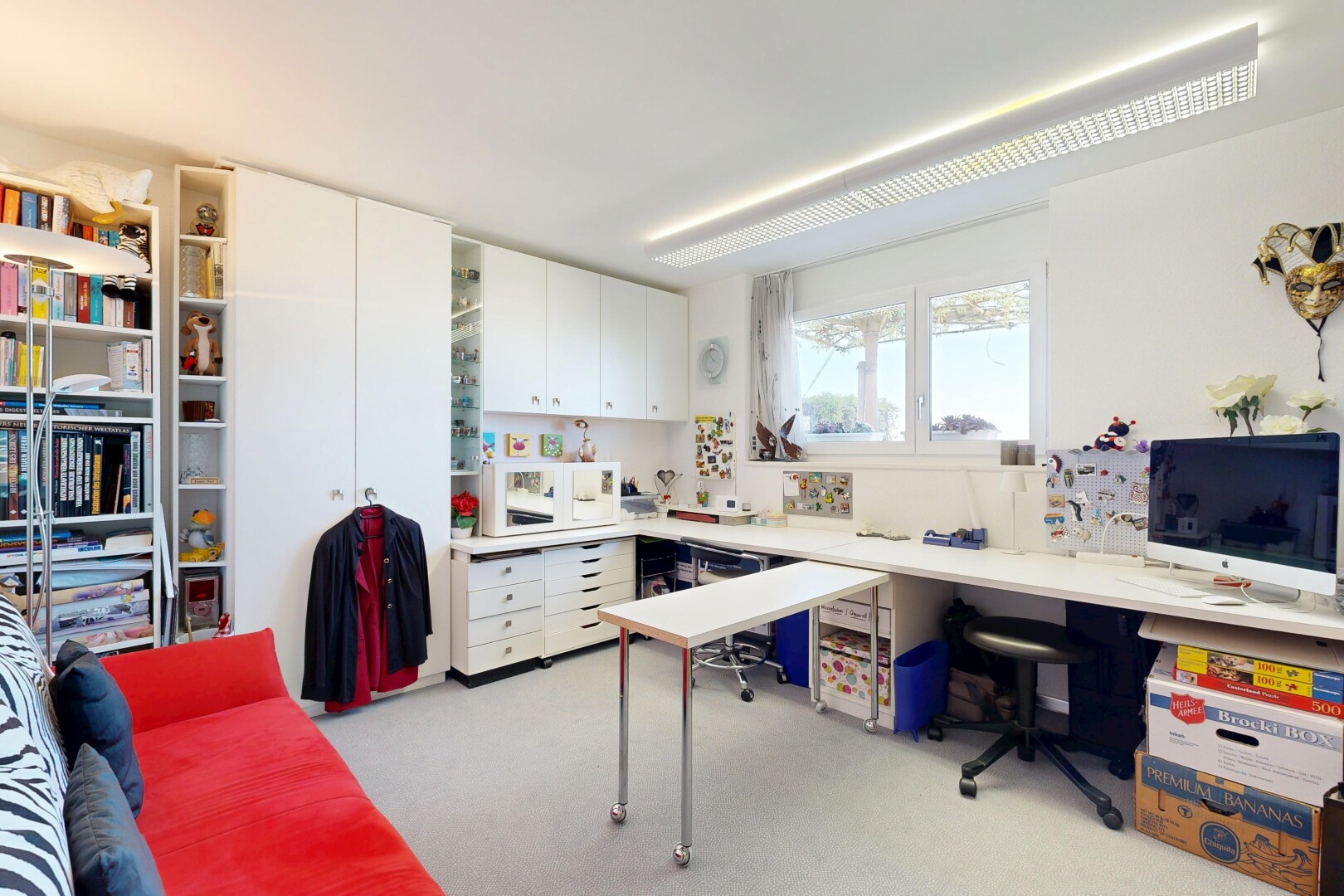 cuisine avec light floor, white cabinets, armoires blanches, télévision, et inside property