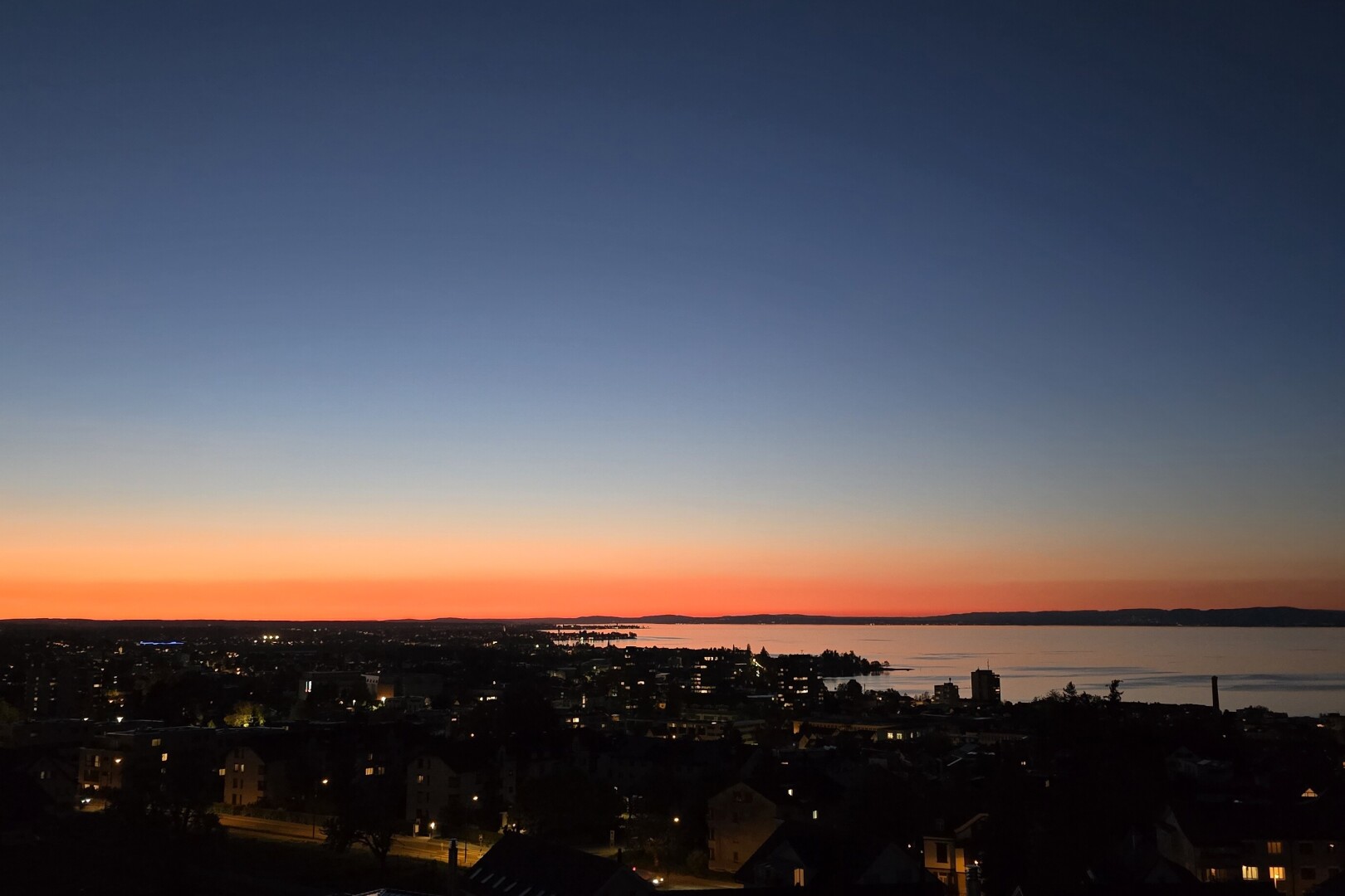 extérieur du bâtiment avec dusk, vue sur l'eau, et water view