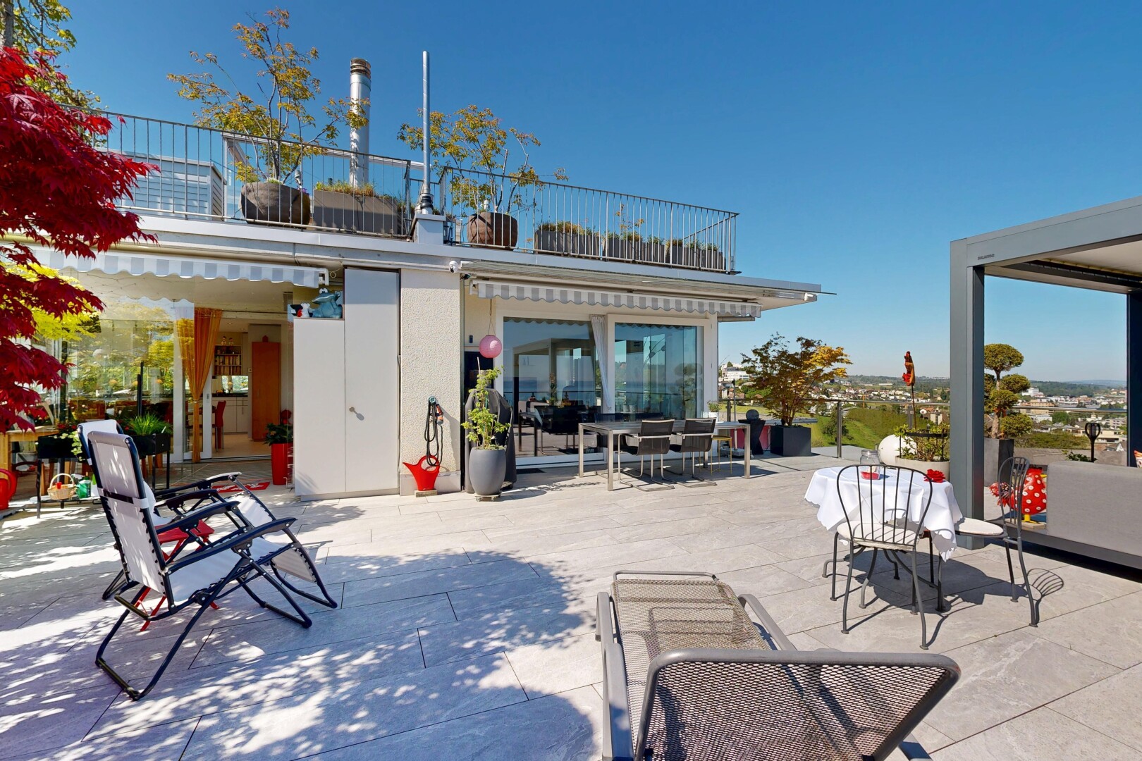 terrasse avec day time, terrasse, et coin repas extérieur