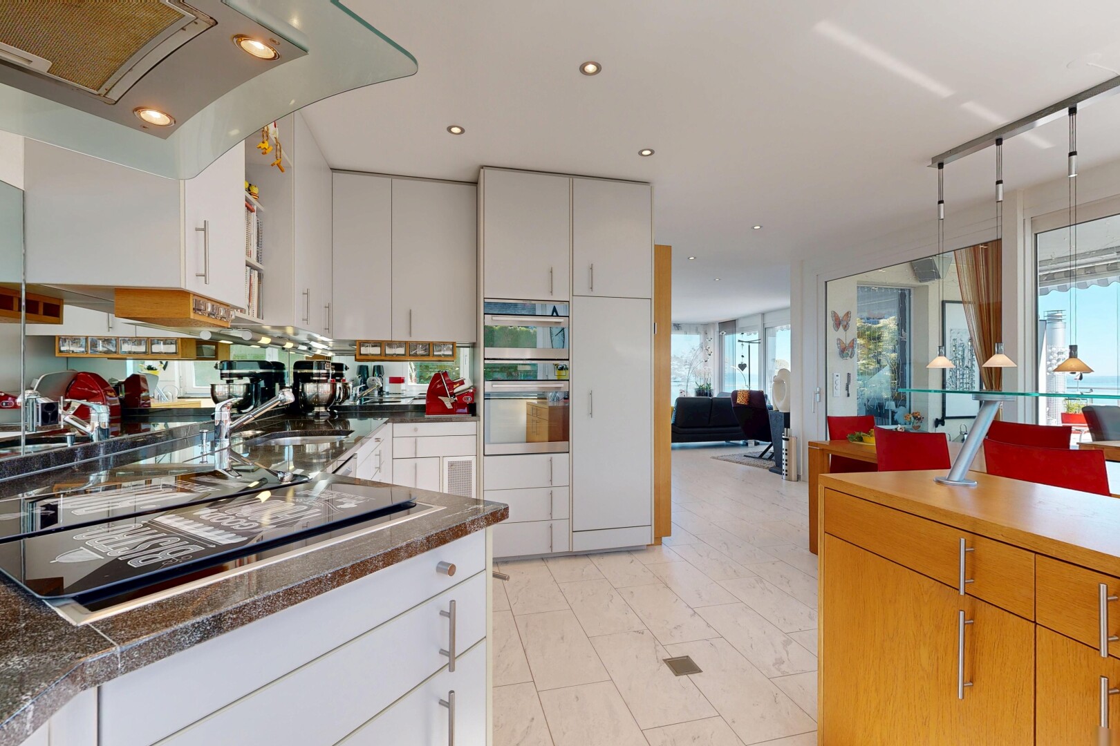 cuisine avec plaque de cuisson, inside property, light floor, natural light, et lumière naturelle