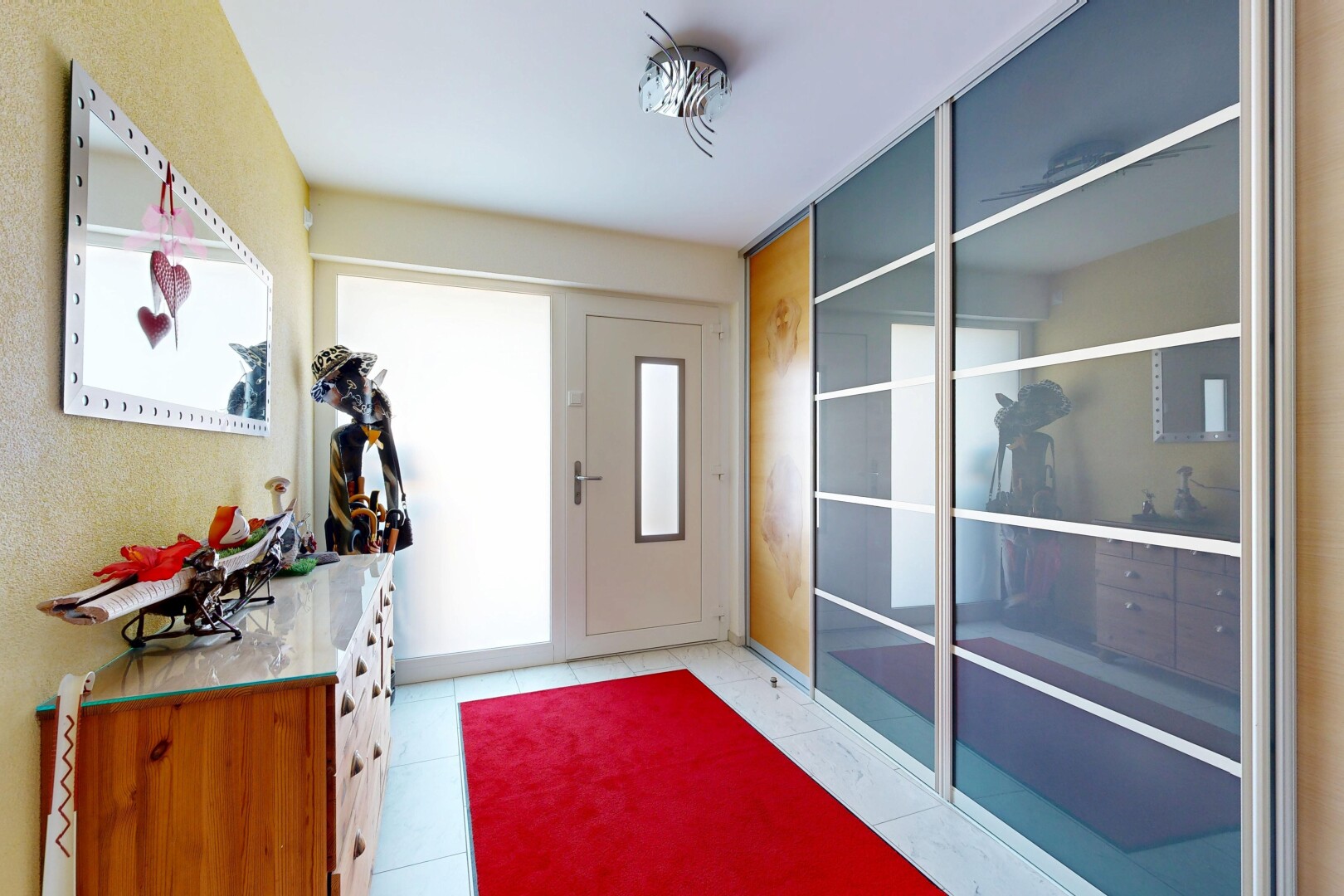 couloir avec light floor, inside property, lumière naturelle, et natural light