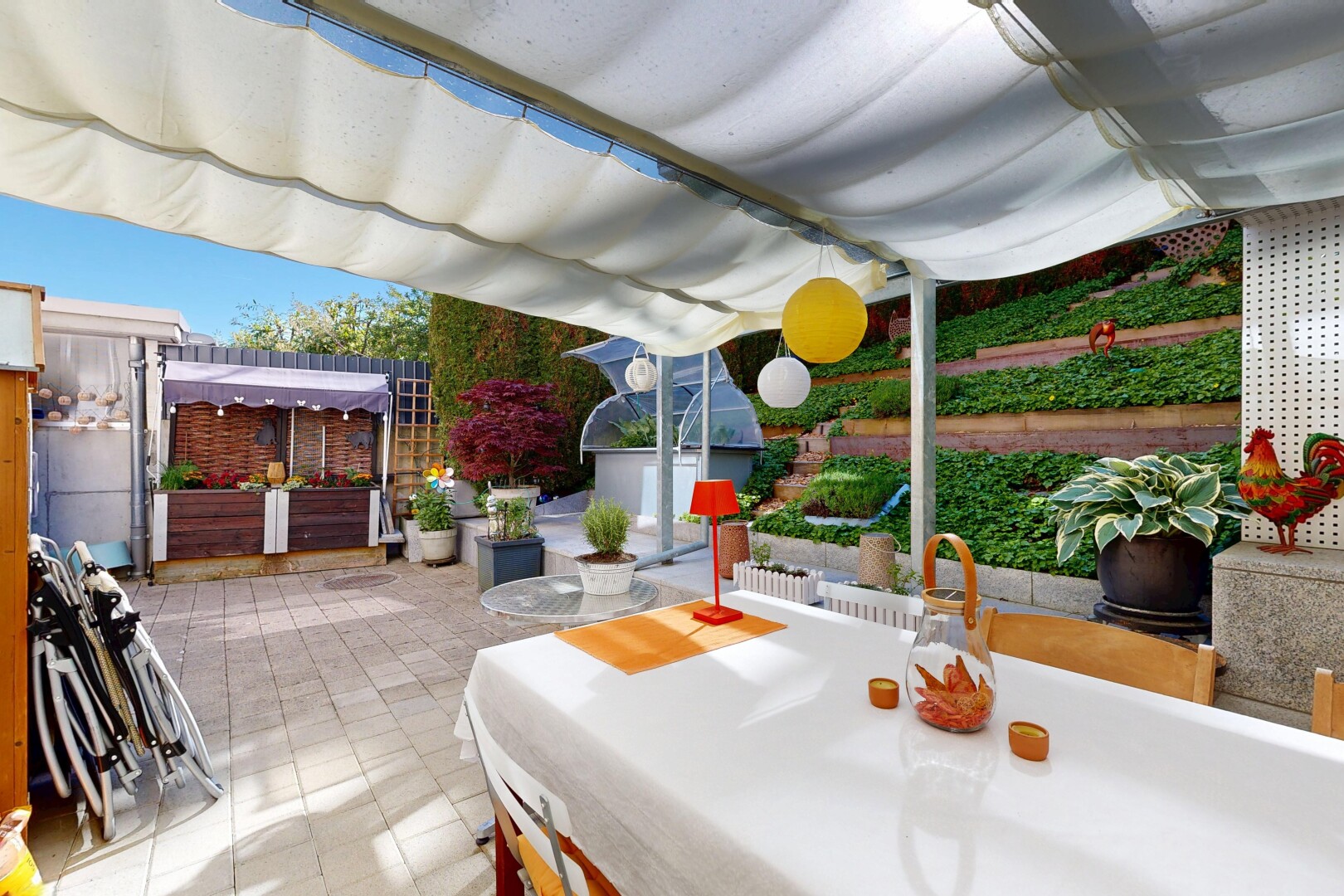terrasse avec terrasse, pergola, et coin repas extérieur