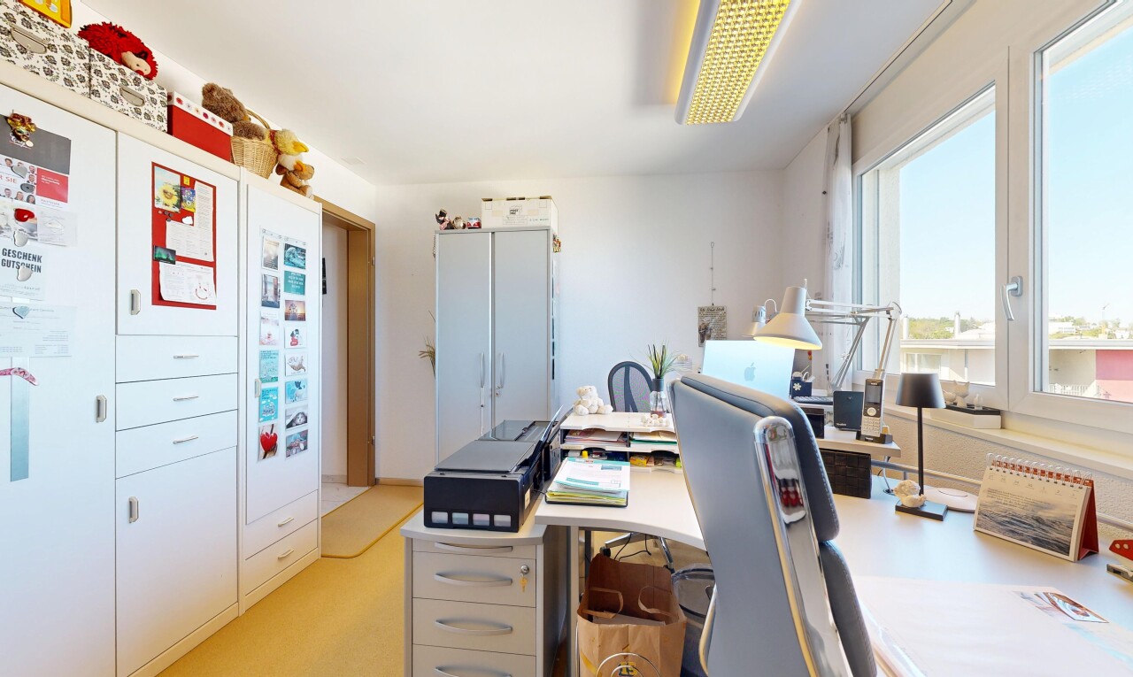 bureau avec inside property, cloison sèche, drywall, light floor, et lumière naturelle