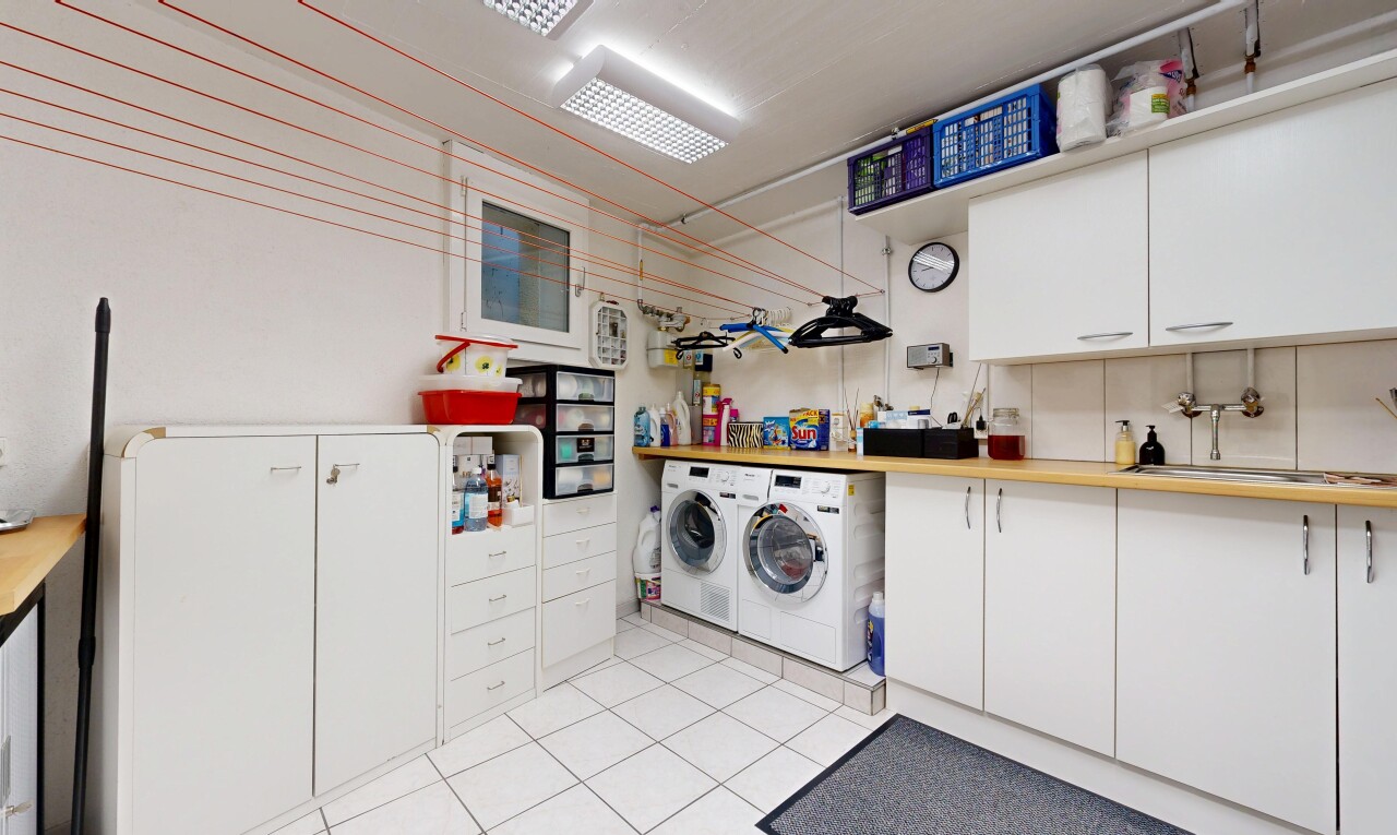 cuisine avec white cabinets, armoires blanches, light floor, light countertops, et inside property