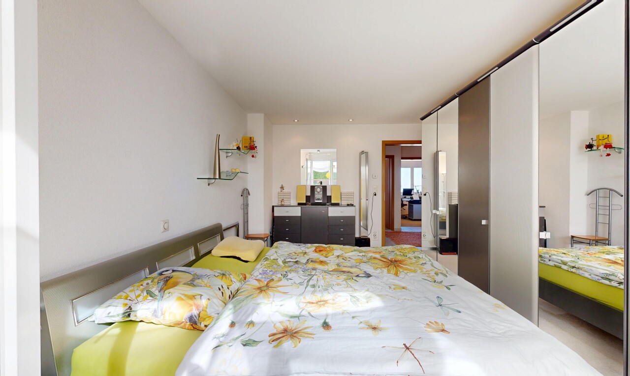 chambre avec inside property, cloison sèche, drywall, lumière naturelle, et natural light