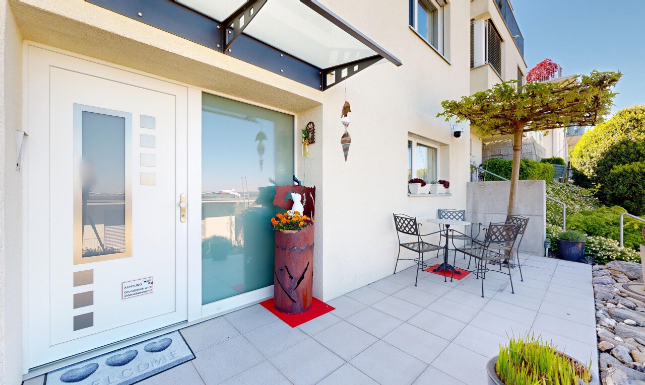 terrasse avec terrasse, day time, property visible, et coin repas extérieur