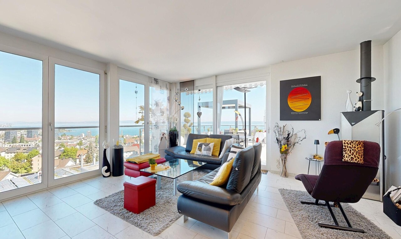 salon avec day time, inside property, water view, vue sur l'eau, et drywall