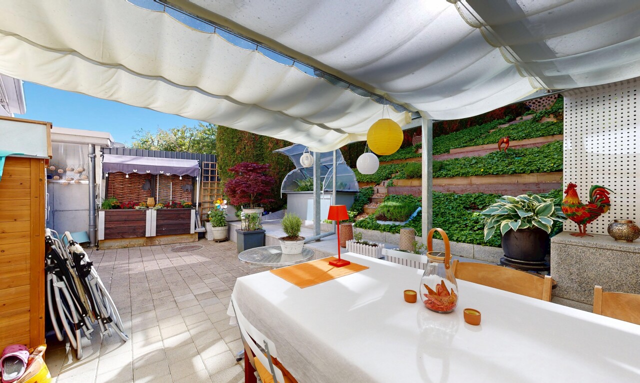terrasse avec terrasse, pergola, et coin repas extérieur