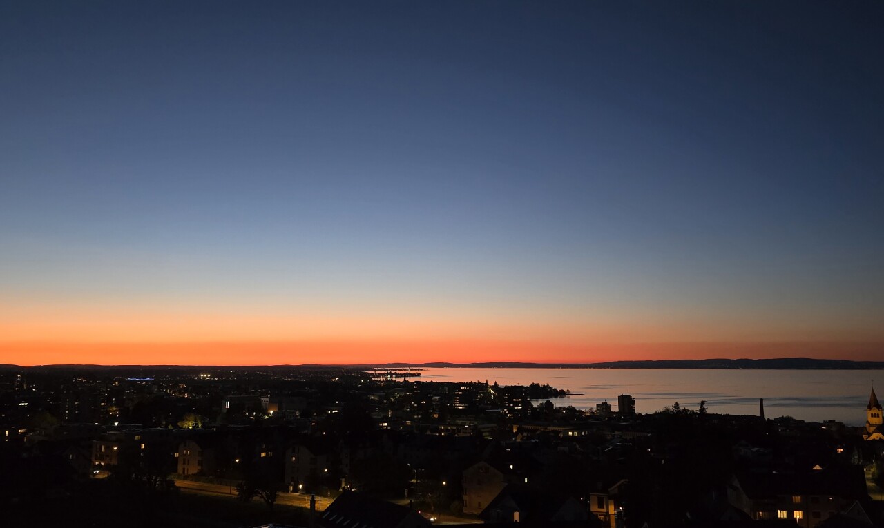 extérieur du bâtiment avec dusk, vue sur l'eau, et water view
