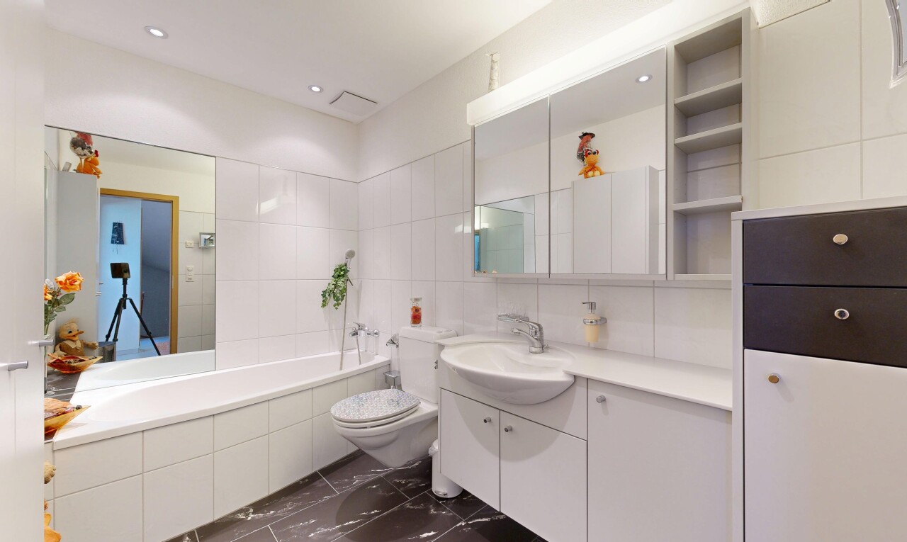 salle de bains avec miroir, dark floor, lavabo (ou coiffeuse selon le contexte), salle de bain complète, et bain