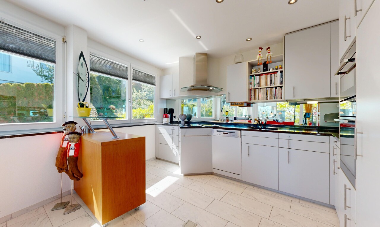 cuisine avec open shelves, étagères ouvertes, light floor, hotte, et inside property