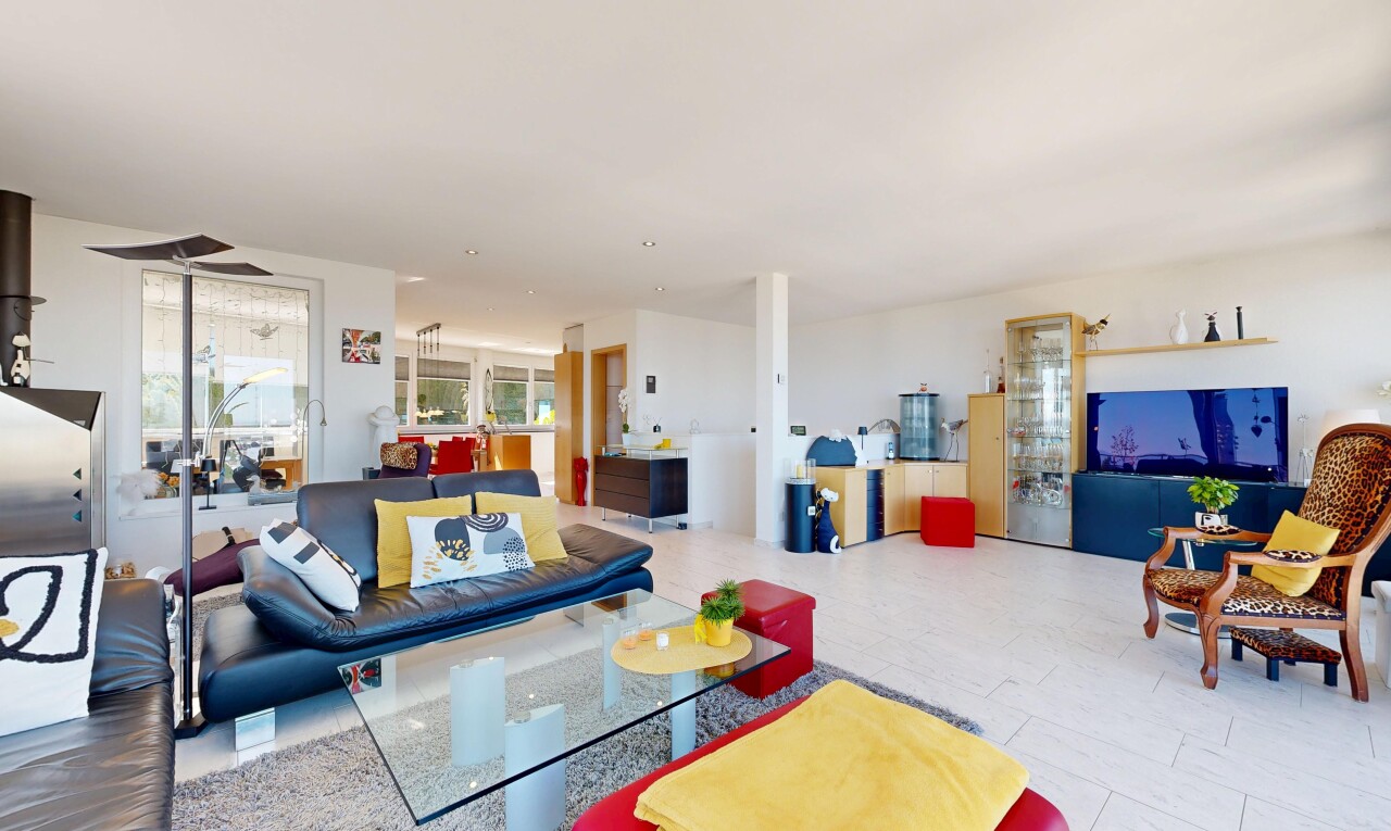 salon avec inside property, natural light, lumière naturelle, télévision, et drywall
