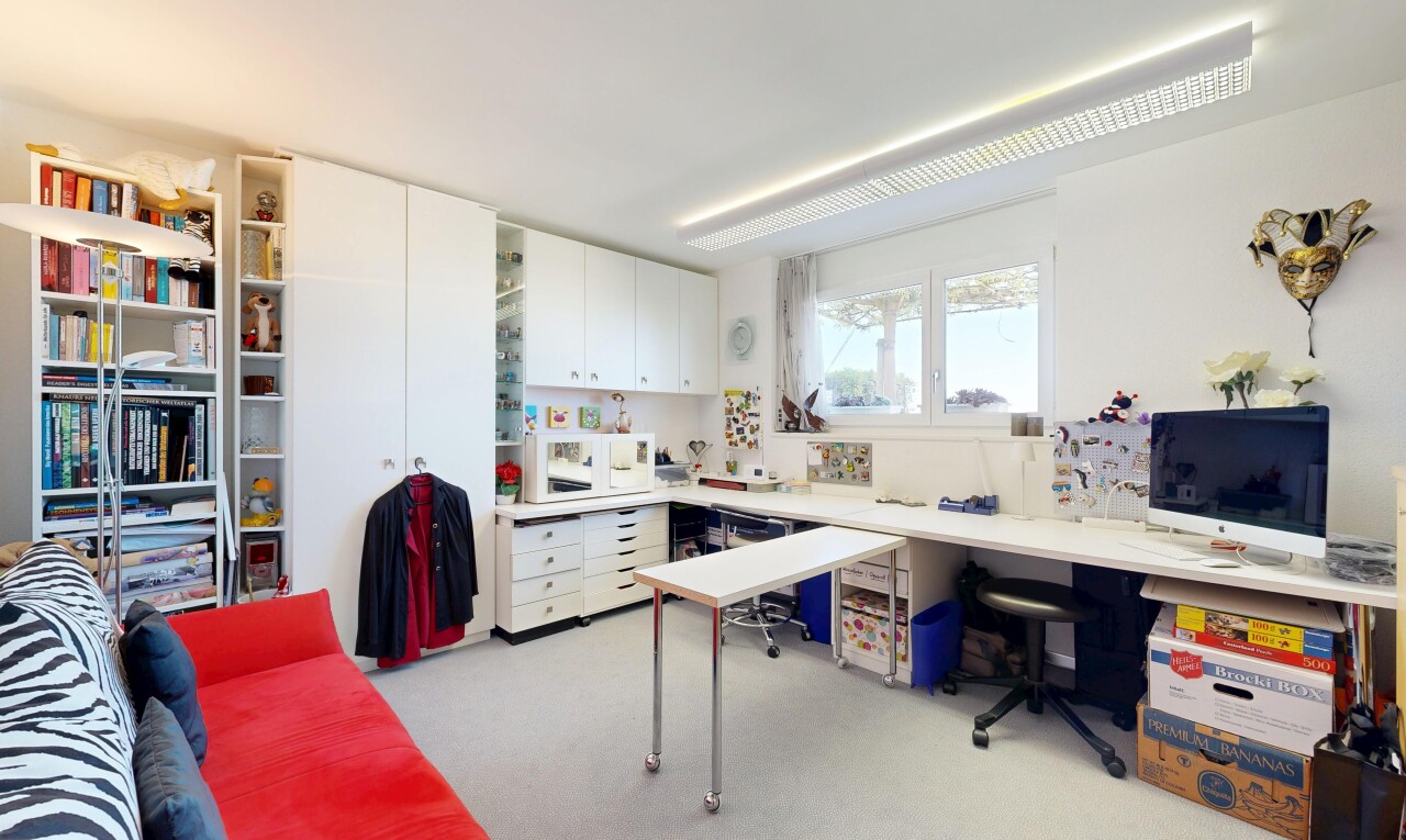 cuisine avec light floor, white cabinets, armoires blanches, télévision, et inside property