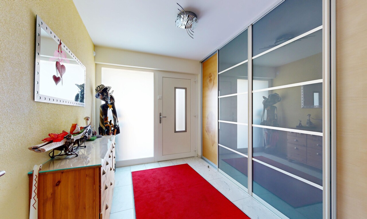 couloir avec light floor, inside property, lumière naturelle, et natural light