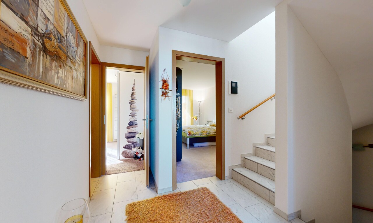couloir avec cloison sèche, drywall, escaliers, inside property, et light floor