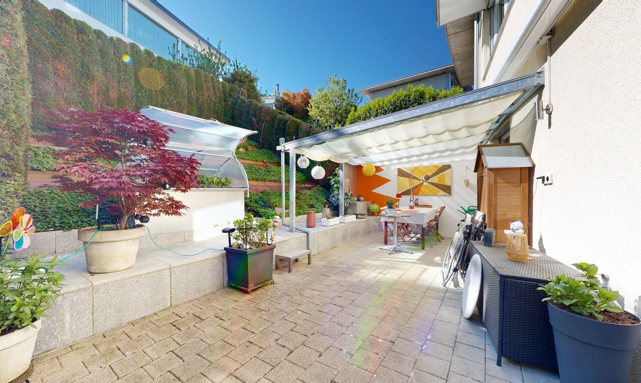 terrasse avec auvent, from property, day time, terrasse, et coin repas extérieur