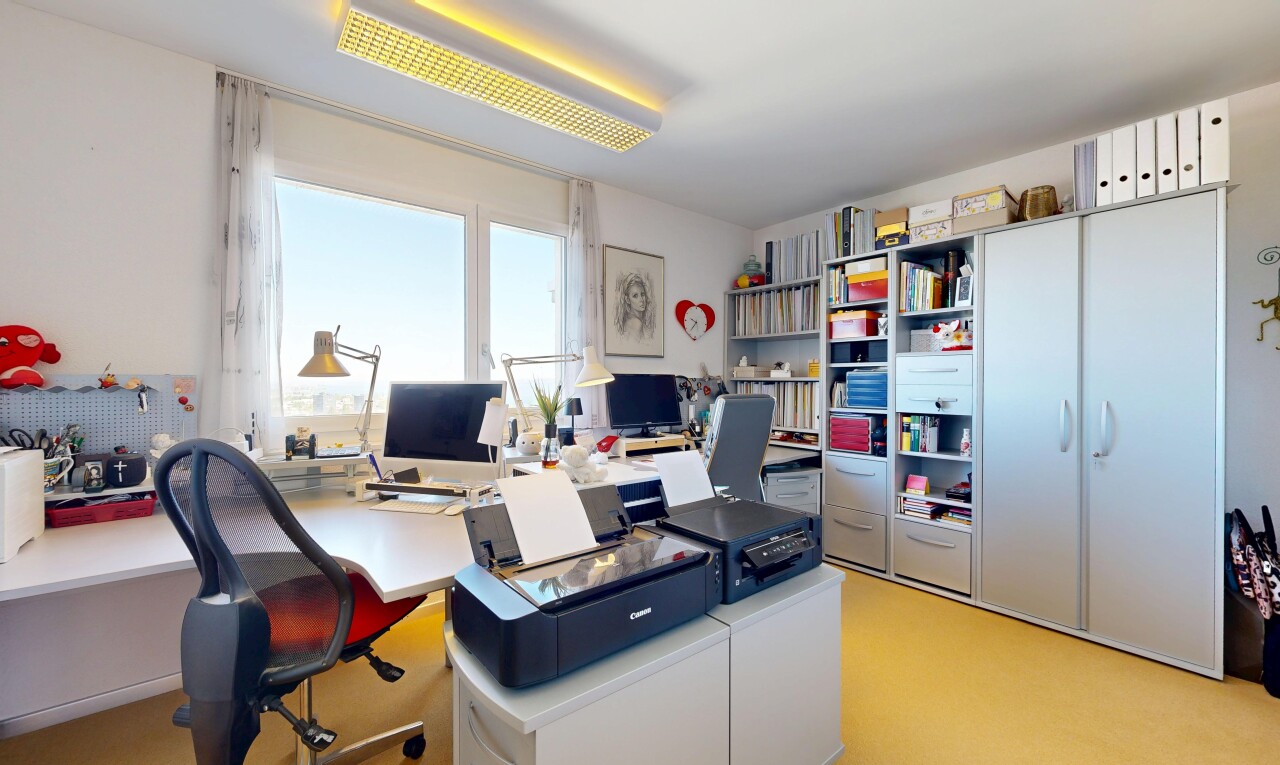 bureau avec espace bureau, natural light, lumière naturelle, inside property, et télévision