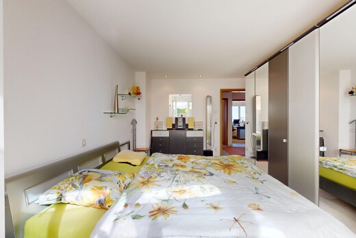 chambre avec inside property, cloison sèche, drywall, lumière naturelle, et natural light