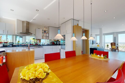 cuisine avec lumière naturelle, natural light, inside property, hotte, et armoires blanches