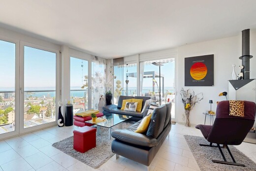 salon avec day time, inside property, water view, vue sur l'eau, et drywall