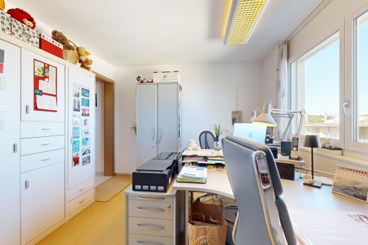 bureau avec inside property, cloison sèche, drywall, light floor, et lumière naturelle