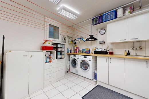 cuisine avec white cabinets, armoires blanches, light floor, light countertops, et inside property