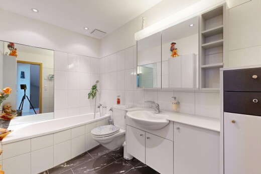 salle de bains avec miroir, dark floor, lavabo (ou coiffeuse selon le contexte), salle de bain complète, et bain