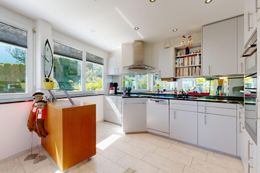 cuisine avec open shelves, étagères ouvertes, light floor, hotte, et inside property