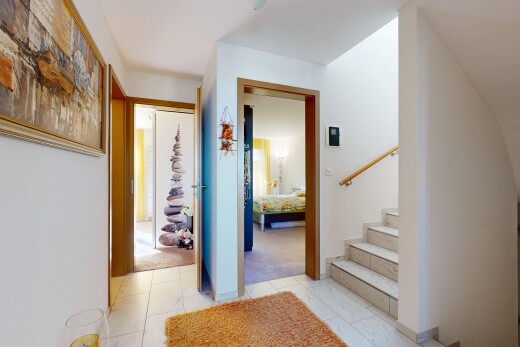 couloir avec cloison sèche, drywall, escaliers, inside property, et light floor