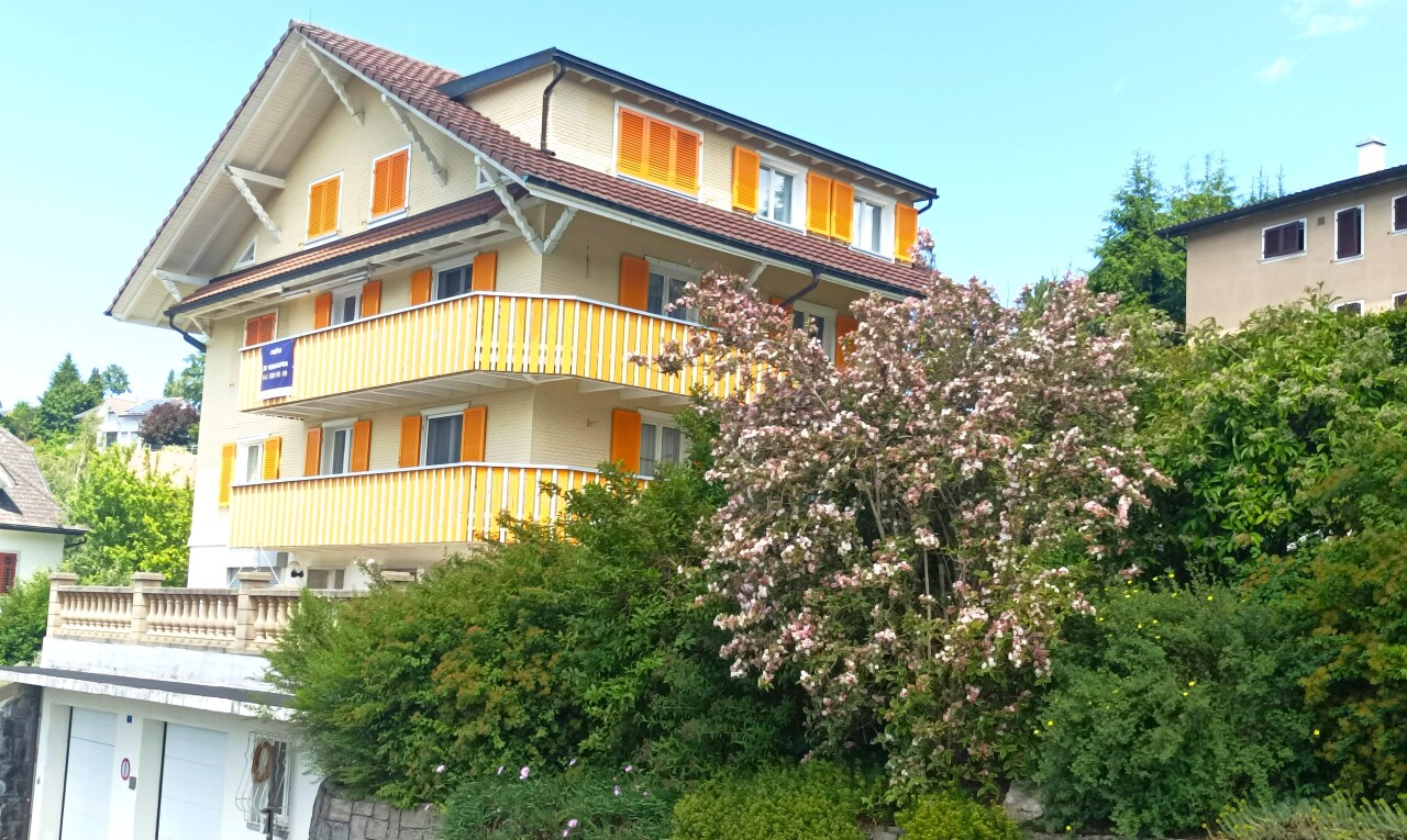 außenansicht mit apartment complex view, balkon, und day time