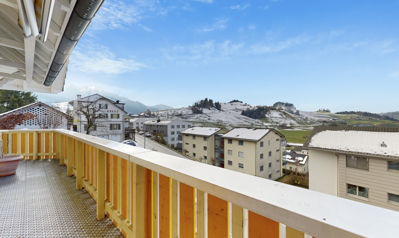 balcony featuring a mountain view