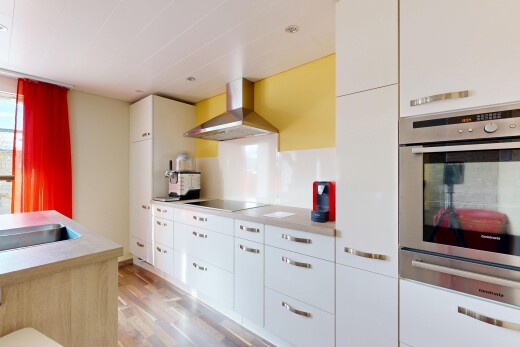 küche mit dunstabzugshaube, ofen, weiße schränke, holzfußboden, und wood finish floor
