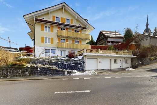 außenansicht mit stuckverkleidung und day time
