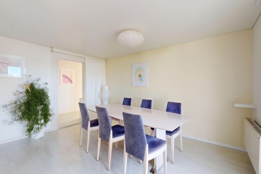 salle à manger avec cloison sèche, drywall, sol en finition bois, wood finish floor, et inside property