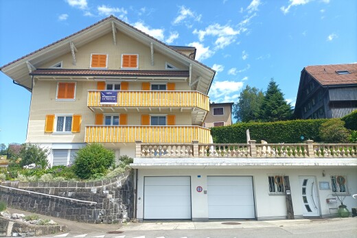 außenansicht mit balkon, day time, stuckverkleidung, apartment complex view, und auffahrt